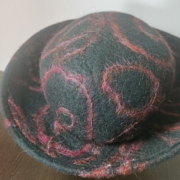 Hat, felt wool by designer Miriam Carter. Black woolen with cranberry accents. M - Picture 5 of 7